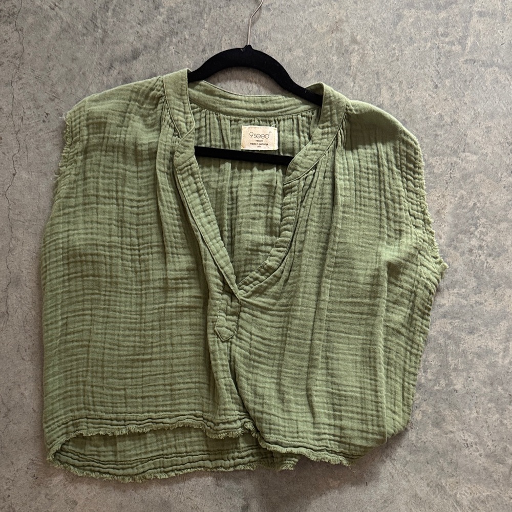 Green Sleeveless Blouse with Relaxed Fit and Mandarin Collar